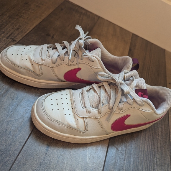 Nike court sneakers, Gray with pink swoosh youth size 6.5 or women's size 8.5 - Picture 4 of 4